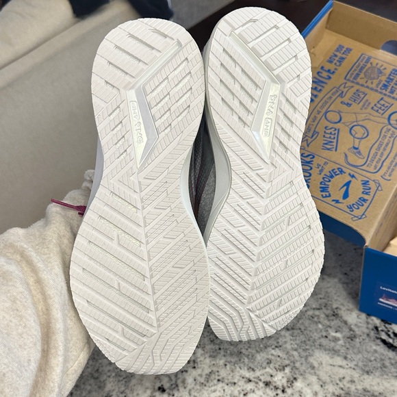 Brooks Levitate Women's Sneakers - Gray and Pink - Picture 7 of 9